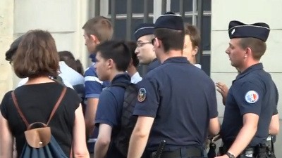 La procédure selon léloignement des rides sous les yeux