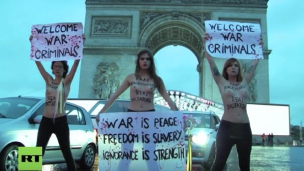 Femen manifestant, Paris, Arc de Triomphe (capture d'écran RT)