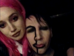 ➤ Marilyn Manson accusé de contrôle mental, torture & viols - Lui-même victime dissociée ?